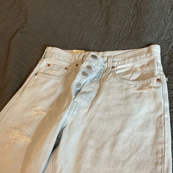 Levi’s 501 Women’s Distressed Raw Hem Straight Leg Light Blue Wash Jeans 26 NWT - Picture 2 of 6